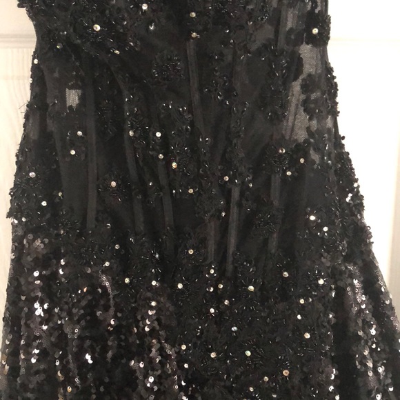 Tony Bowls Evening Gown. Stunning sequence dress. - Picture 5 of 7